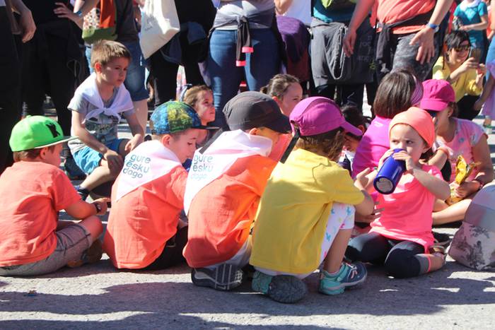 Eskuak batuta, desio bakarre 20 1528640598985