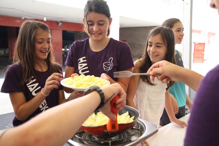 Haurrak beren dohaiak erakusten 11 1469532170453