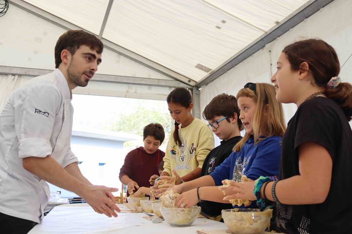 Eskuak zikinduz aritu dira s 8 1665306828236