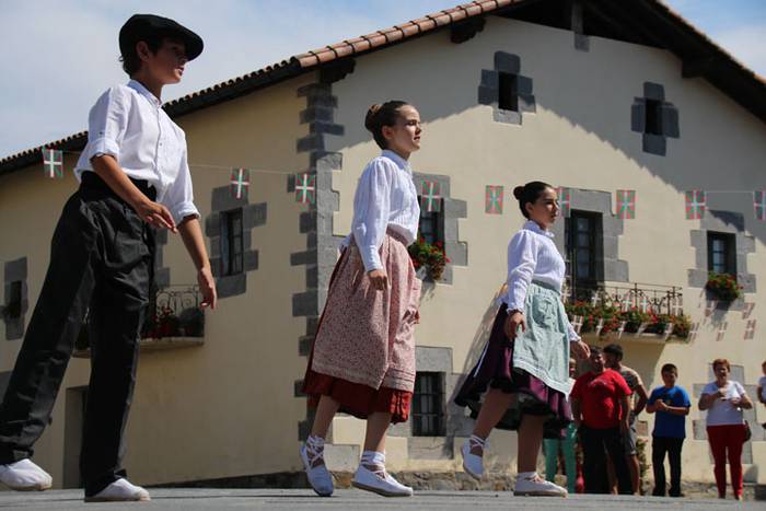 Axeriak dantzan Adunan 20 1471260785629