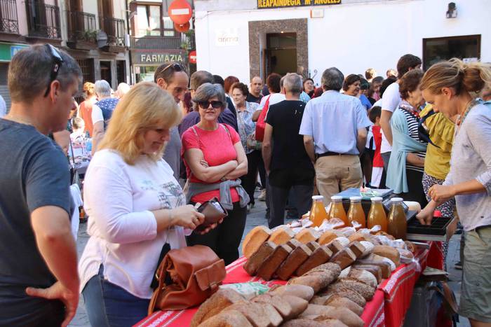 Argazki kamerak eskuan hartu 31 1569759124045