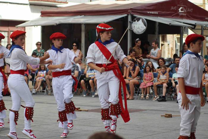 Dantza sokara batu dira emak 14 1660153169951