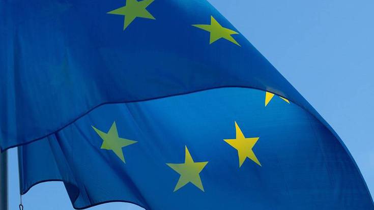 Europako bandera zintzlikatu dute udaletxeko balkoitik