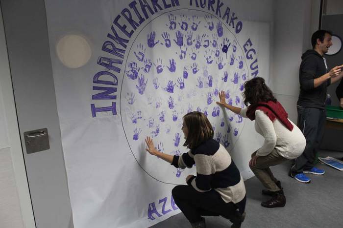 Azaroak 25 Ikaztegietako eskolan murala 25 1448454569324