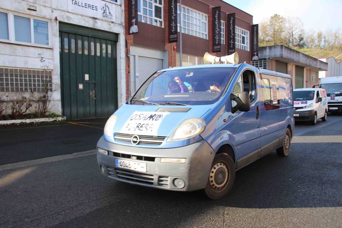 Auto-karabana egin dute osta 27 1610796600731