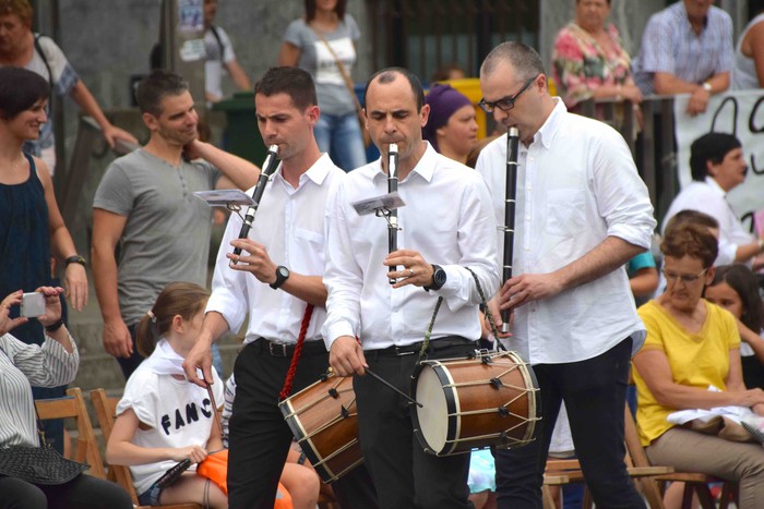 Soka dantzak jende ugari bildu du Errebote plazan - 6