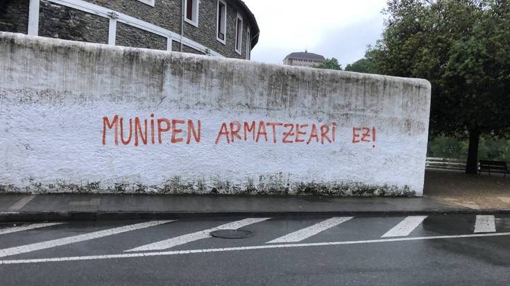 Hainbat pintaketa egin dituzte Tolosan, udaltzainak armatzearen aurka