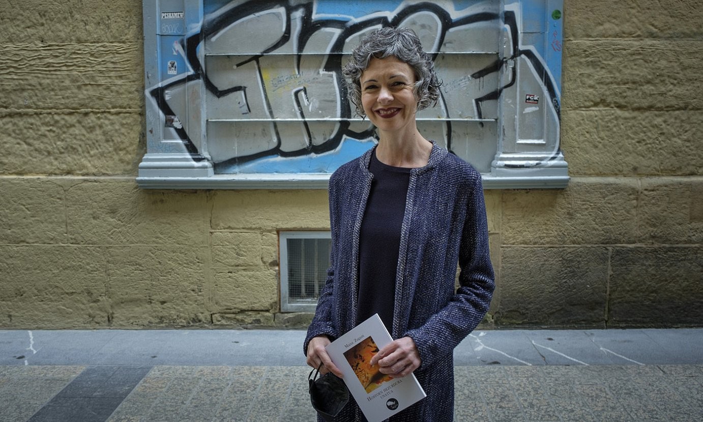 Urezko kaligrafia xumez idazten