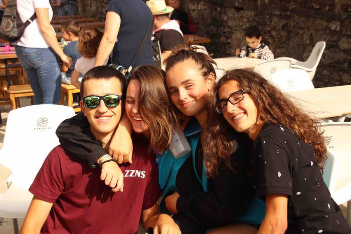 Kalean gora eta behera, kuad 77 1564506835892