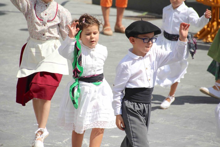 Emakumeak Adunako Axeri-dantzan, lehen aldiz - 17