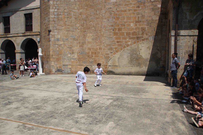 Emakumeak dantzari, lehenengo aldiz soka dantzan - 58