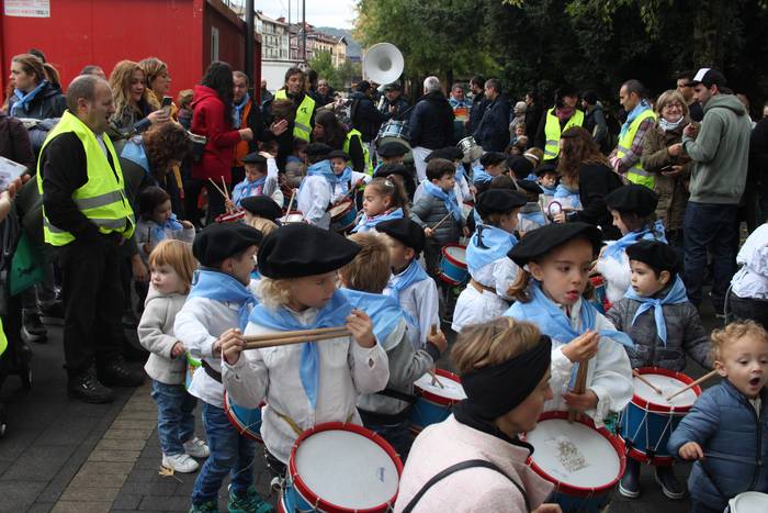 Larramendi auzoko danborrada 1 1540643298711