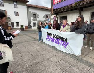 Elkarretaratzea egin dute Altzoko plazan