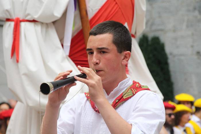 Santuek eta dantzariek poztu 28 1498312333017