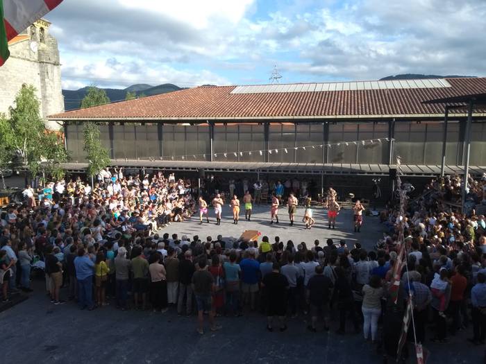 Dantza eta bertsotan igaro d 11 1565942049307