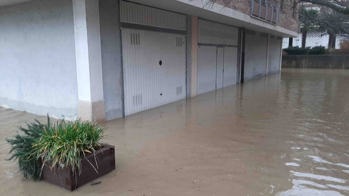 Urak eta lurrak gain hartu d 25 1639129525438