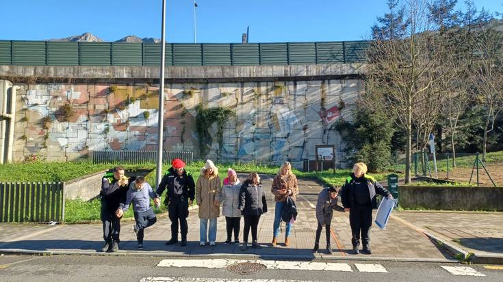 Behar bereziak dituzten haurrentzako bide heziketa saioak ematen ari da Tolosako udaltzaingoa