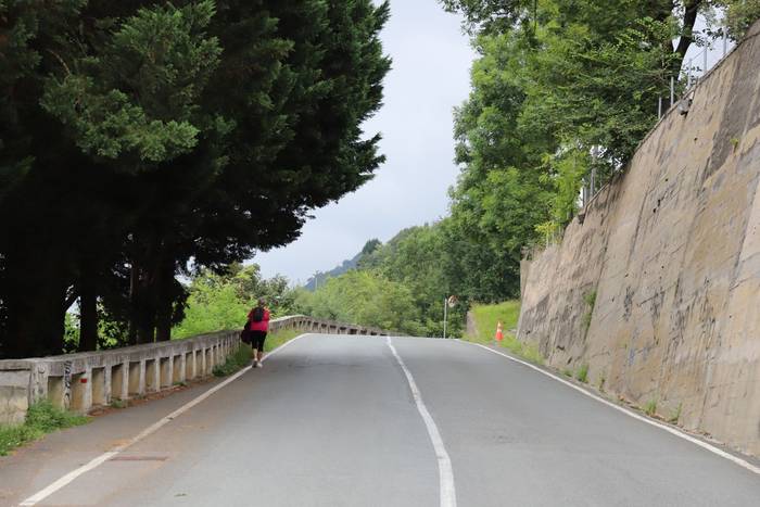 Izaskungo aldapako errepidea norabide bakarrekoa izango da, oinezkoen bidea sortzeko
