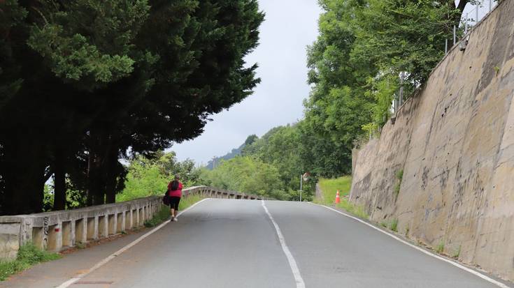 Izaskungo aldapako errepidea norabide bakarrekoa izango da, oinezkoen bidea sortzeko