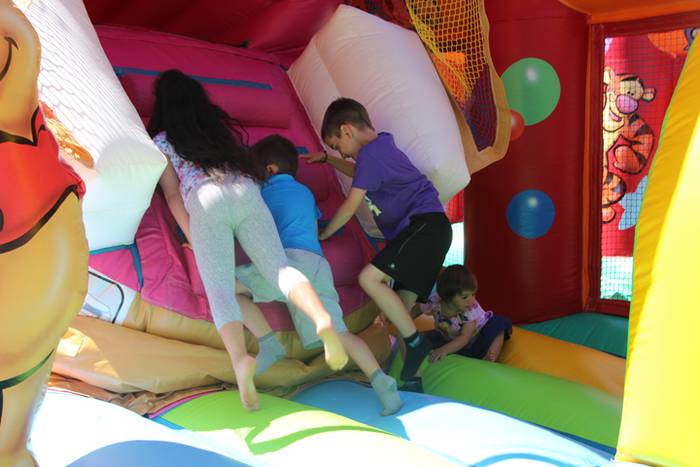 Haurrak jolasean, helduak jan eta edanean 14 1468671910012