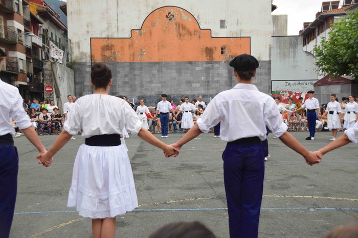Soka dantzak jende ugari bildu du Errebote plazan - 40