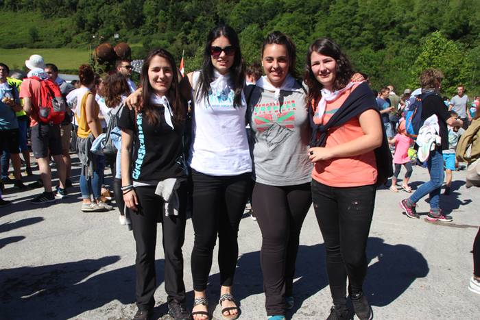 Eskuak batuta, desio bakarre 32 1528640691542