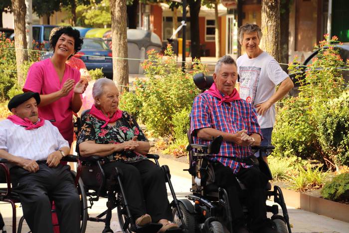 Helduenei dantza eginez hasi 14 1564057637605