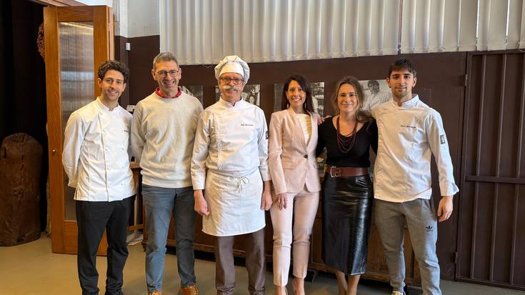 Foru Aldundiko kideak izan dira gaur, Tolosako Txokolatearen Museoan