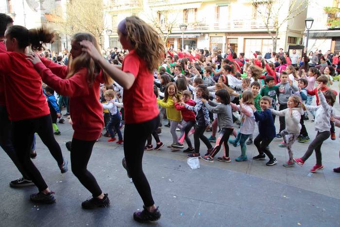 Txikienek eman diote hauspoa 40 1555155557009