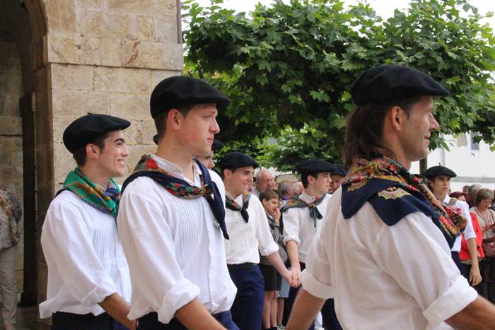 Jaietako egun handia ospatzen ari dira Asteasun 26 1467203538126