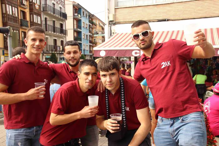 Kalean gora eta behera, kuad 63 1564506826756