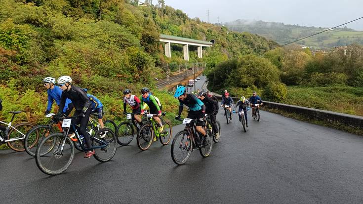 Eguraldiari aurre egin diote