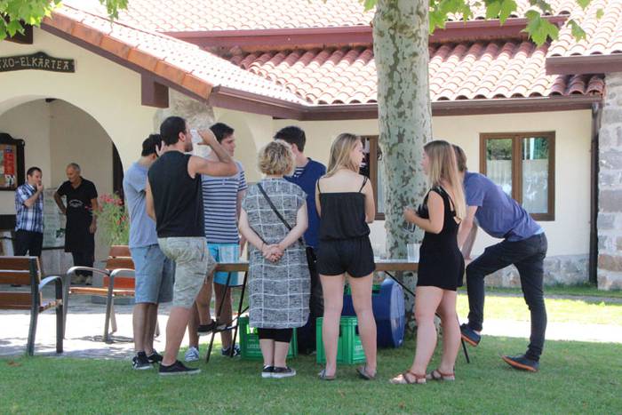 Itzalean jarri eta txotx 21 1471283791956