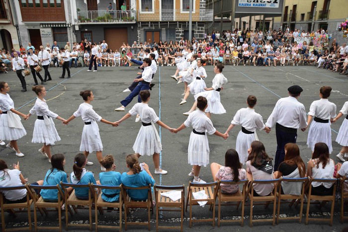 Soka dantzak jende ugari bildu du Errebote plazan - 45