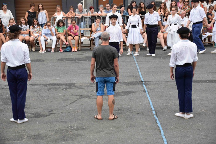 Soka dantzak jende ugari bildu du Errebote plazan - 48