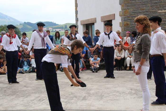 Jaietako egun handia ospatzen ari dira Asteasun 29 1467203574513