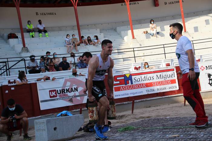 Izetatarrek jantzi dute txap 80 1624130540325