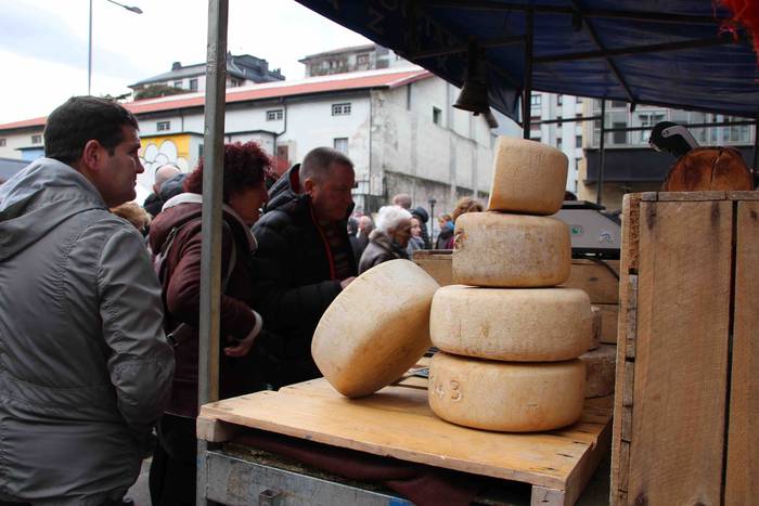 Gabonetako azokak jende asko 21 1576941755482