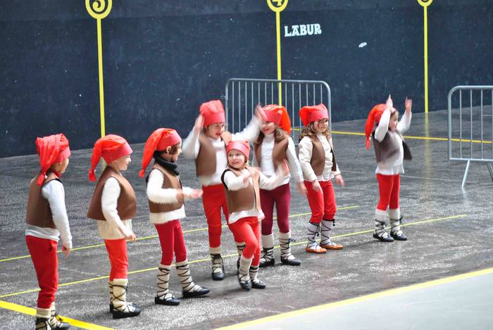 Euskal mitologiaz jantzi da  9 1582282569040