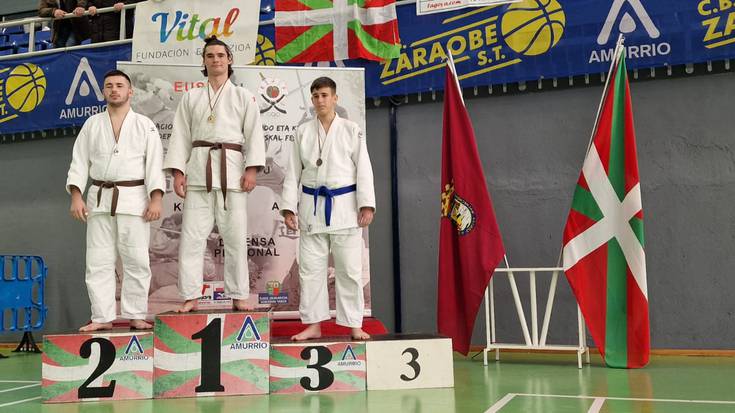 Bi urrezko domina eta bi gerriko beltz judo klubekoentzat