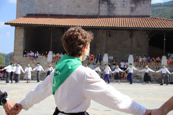 Berriro ere elkarri eskutik  12 1632576976890