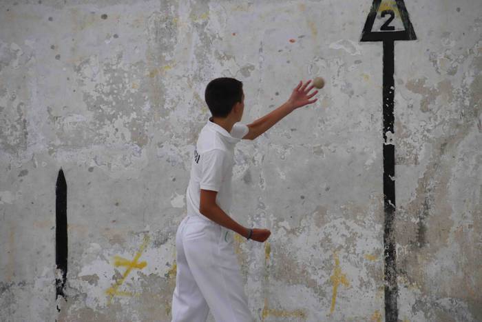 Zuriz jantzi zen Berrobiko f 20 1567409259226