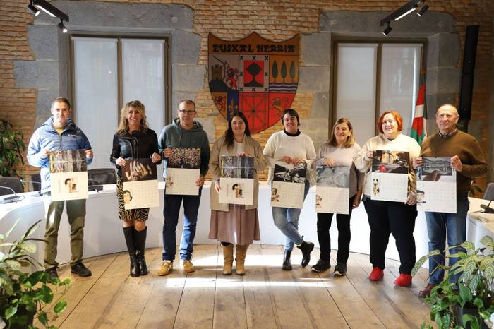 Bihar hasiko dira Tolosako egutegiak banatzen