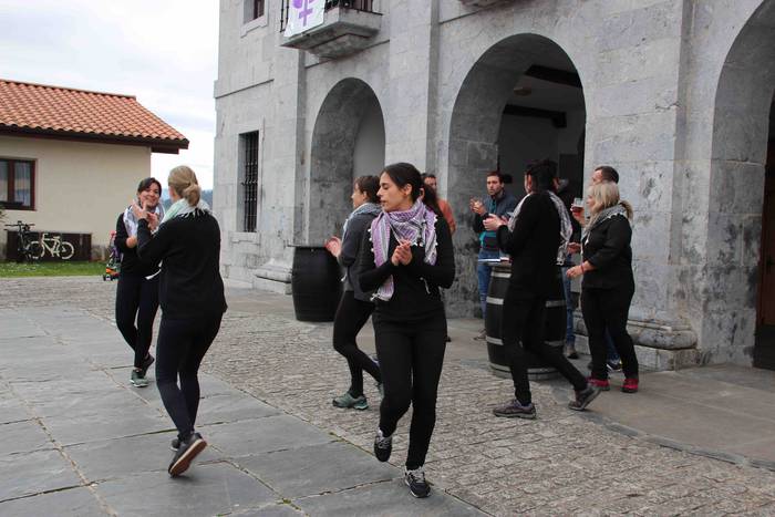 Emakumeek dantzan jarri dute 35 1552145621579