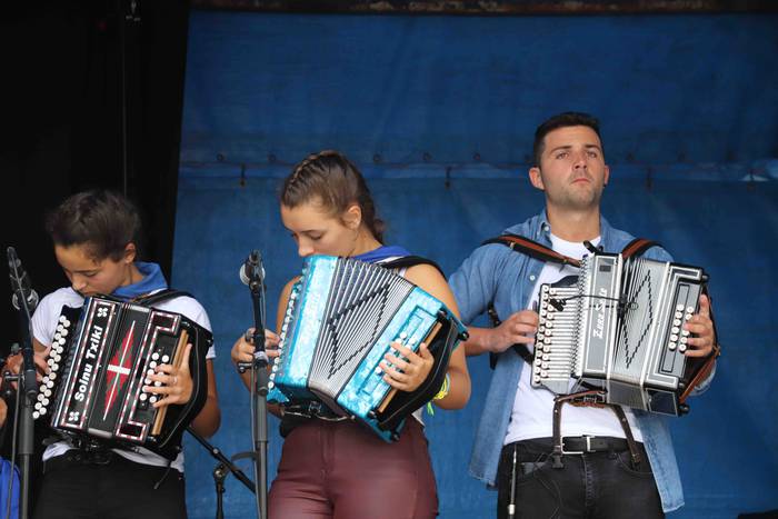 Dantzak, txistuak eta trikit 14 1565549076732