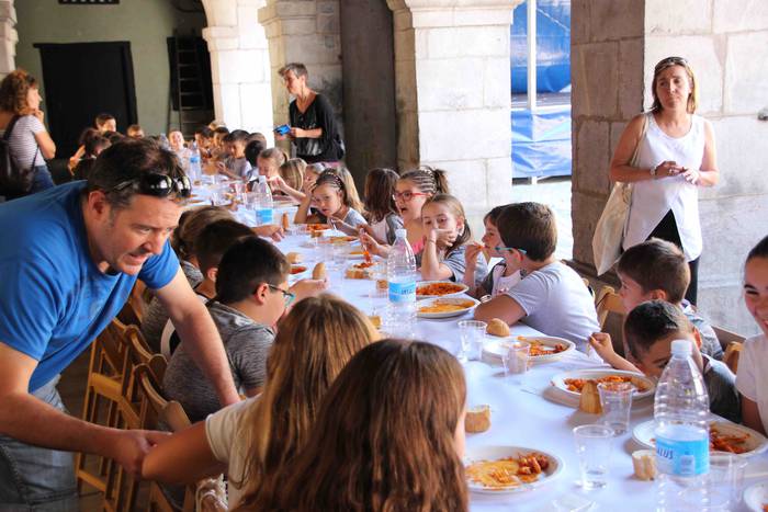 Tripa beteta, dantzan pasa d 18 1563205322693