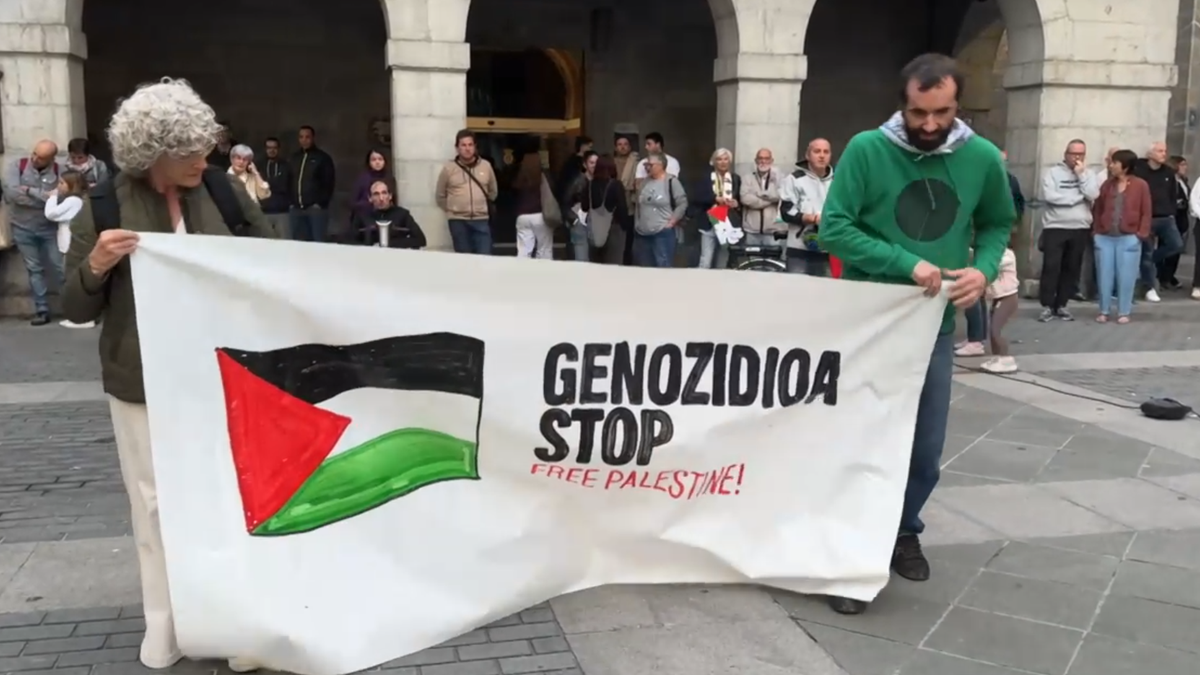 Dozenaka herritarrek elkartasuna adierazi diete palestinarrei