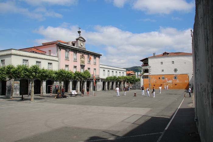 Behar Zana 70. urteurrena errebotea 48 1465127736104