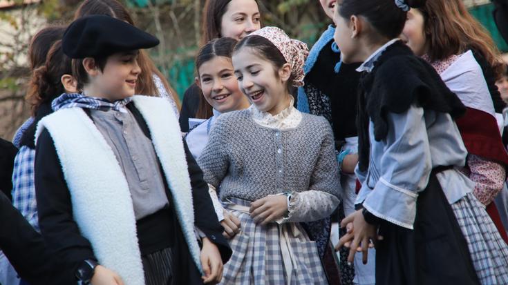 Kantu eskean eta oparien zain