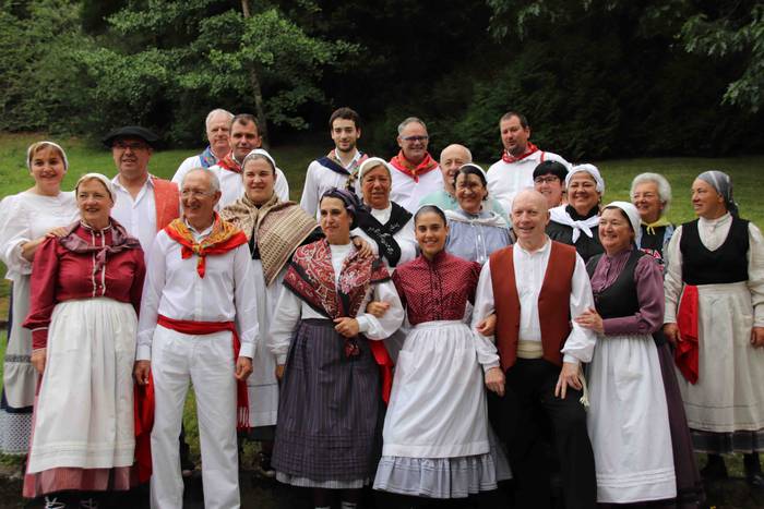 Larrain dantza egin dute Ama 2 1562505570423